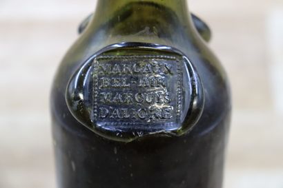 1 Bouteille à pastillages marqués : « Margaux...