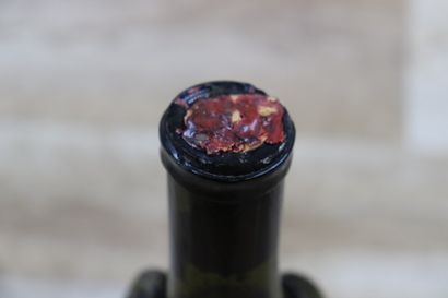 1 Bouteille à pastillages marqués : « Margaux...