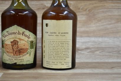 Lot de 3 Bouteille de VIN JAUNE dont : 2...