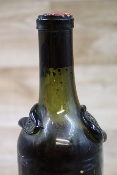 1 Bouteille à pastillages marqués : « Margaux...