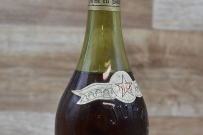VIN JAUNE 1976 
1 bouteille de l'ETOILE 1976...
