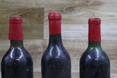Réunion de 6 bouteilles Château Simard, 1955,...