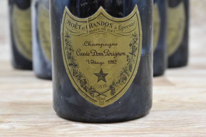 6 bouteilles de DOM PERIGNON 1982. Bon niveaux,...