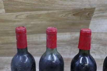Réunion de 6 bouteilles Château Simard, 1955,...