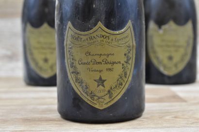 6 bouteilles de DOM PERIGNON 1982. Bon niveaux,...