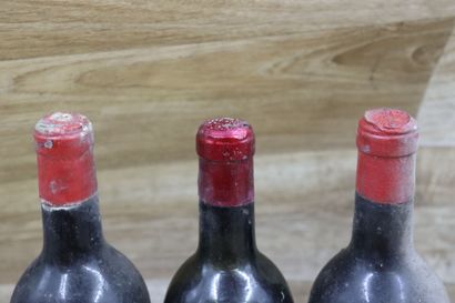 Réunion de 5 bouteilles comprenant 4 bouteilles...