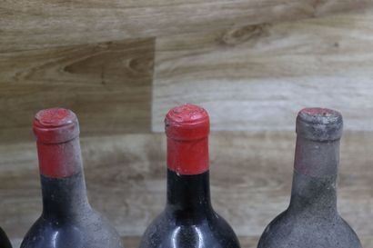 Réunion de 5 bouteilles comprenant 4 bouteilles...