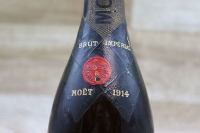 Une bouteille de champagne Moet & Chandon,...