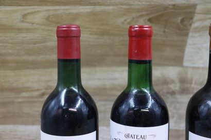Réunion de 2 bouteilles Château Hanteillan,...