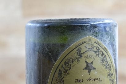 6 bouteilles de DOM PERIGNON 1982. Bon niveaux,...