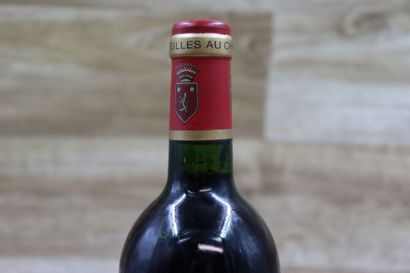 Une bouteille Chateau Angelus 1998, 1er Grand...