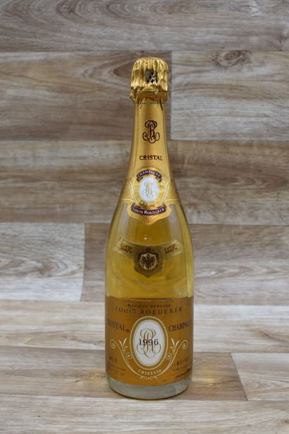 Une bouteille de champagne Cristal millésimé,...