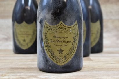 6 bouteilles de DOM PERIGNON 1982. Bon niveaux,...