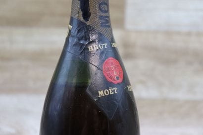 Une bouteille de champagne Moet & Chandon,...