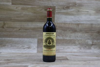 Une bouteille Chateau Angelus 1998, 1er Grand...