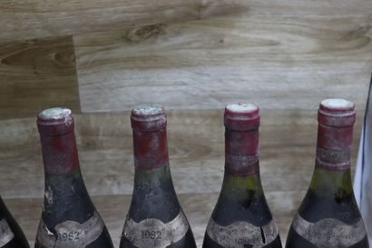 Lot de 12 bouteilles comprenant : 

- 2 bouteilles...