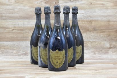 6 bouteilles de DOM PERIGNON 1982. Bon niveaux,...
