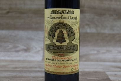 Une bouteille Chateau Angelus 1998, 1er Grand...