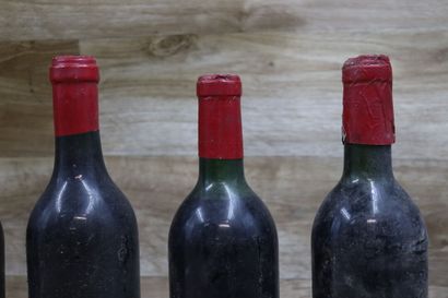 Réunion de 6 bouteilles Château Simard, 1955,...
