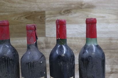 Réunion de 6 bouteilles Château Simard, 1955,...