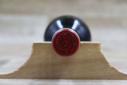 Une bouteille Chateau Angelus 1998, 1er Grand...