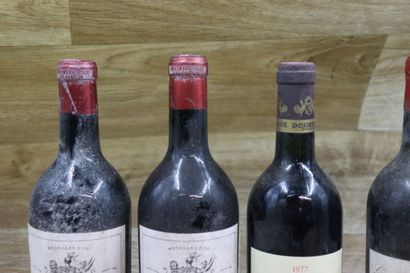 Réunion de 5 bouteilles, 2 bouteilles Château...