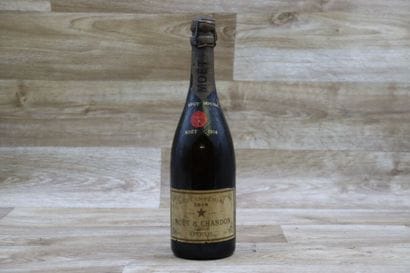 Une bouteille de champagne Moet & Chandon,...