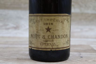 Une bouteille de champagne Moet & Chandon,...