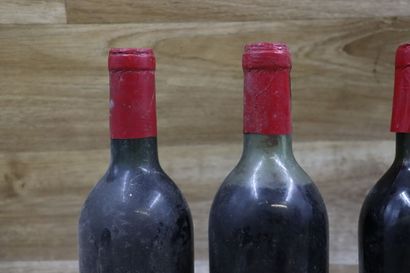 Réunion de 6 bouteilles Château Simard, 1955,...