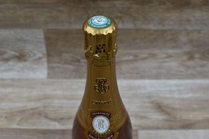 Une bouteille de champagne Cristal millésimé,...