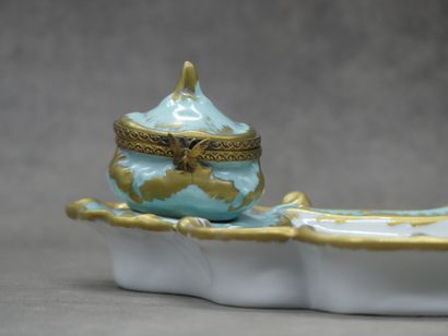 Encrier en porcelaine blanche à décor polychrome...