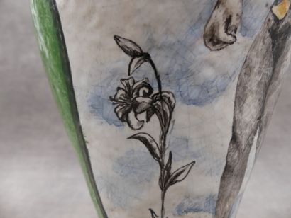 Vase piedouche en céramique polychrome à...