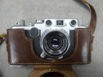 LEICA. Appareil photo. Avec son étui en cuir....