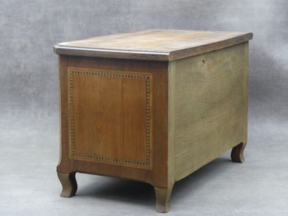 Petite commode de maîtrise. Dimensions :...