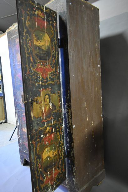 Armoire d'Uzes en bois ouvrant par deux porte...