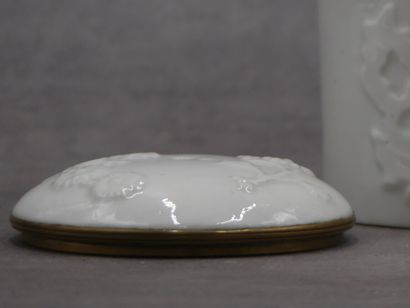Pot couvert en porcelaine blanche à décor...