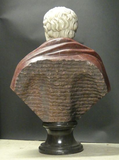 Important buste en marbre polychrome de dignitaire...