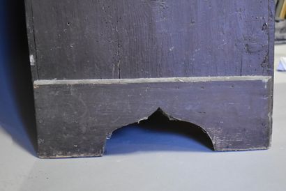 Armoire d'Uzes en bois ouvrant par deux porte...