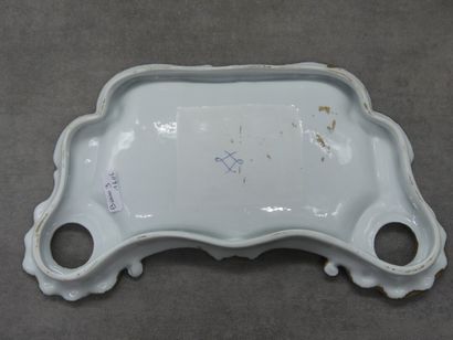 Encrier en porcelaine blanche à décor polychrome...