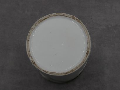 Pot couvert en porcelaine blanche à décor...
