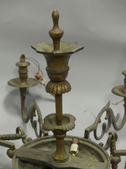 HOLLANDE. Lustre en bronze à décor perlé....