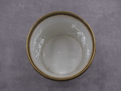 Pot couvert en porcelaine blanche à décor...