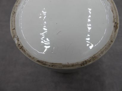 Pot couvert en porcelaine blanche à décor...