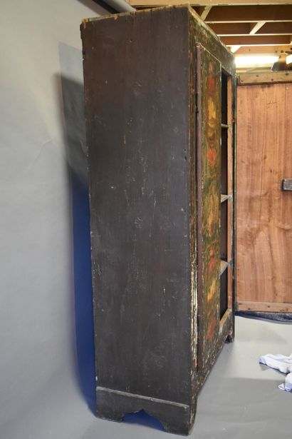 Armoire d'Uzes en bois ouvrant par deux porte...