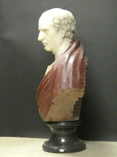 Important buste en marbre polychrome de dignitaire...