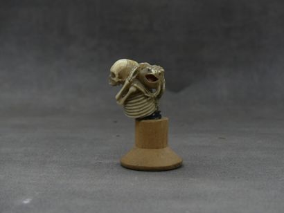 Memento mori en ivoire d'un squelette à la...