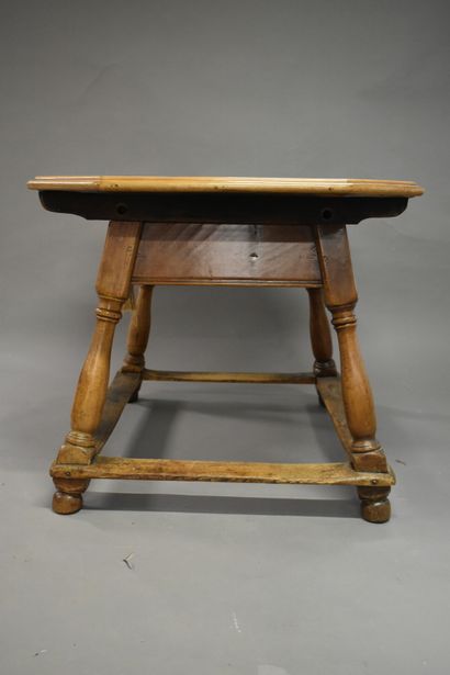 SUISSE. Table de changeur en bois mouluré...