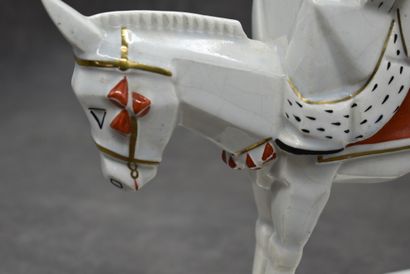 ROBJ PARIS. Homme couronné sur un cheval...