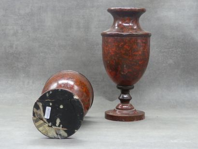 Paire d'urnes forme balustre en bois peint...