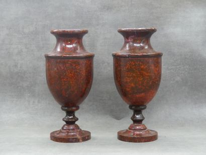 Paire d'urnes forme balustre en bois peint...